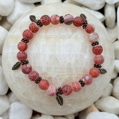 Armband Falling Leaves – Draufsicht auf Naturstein mit roten Crackle-Perlen