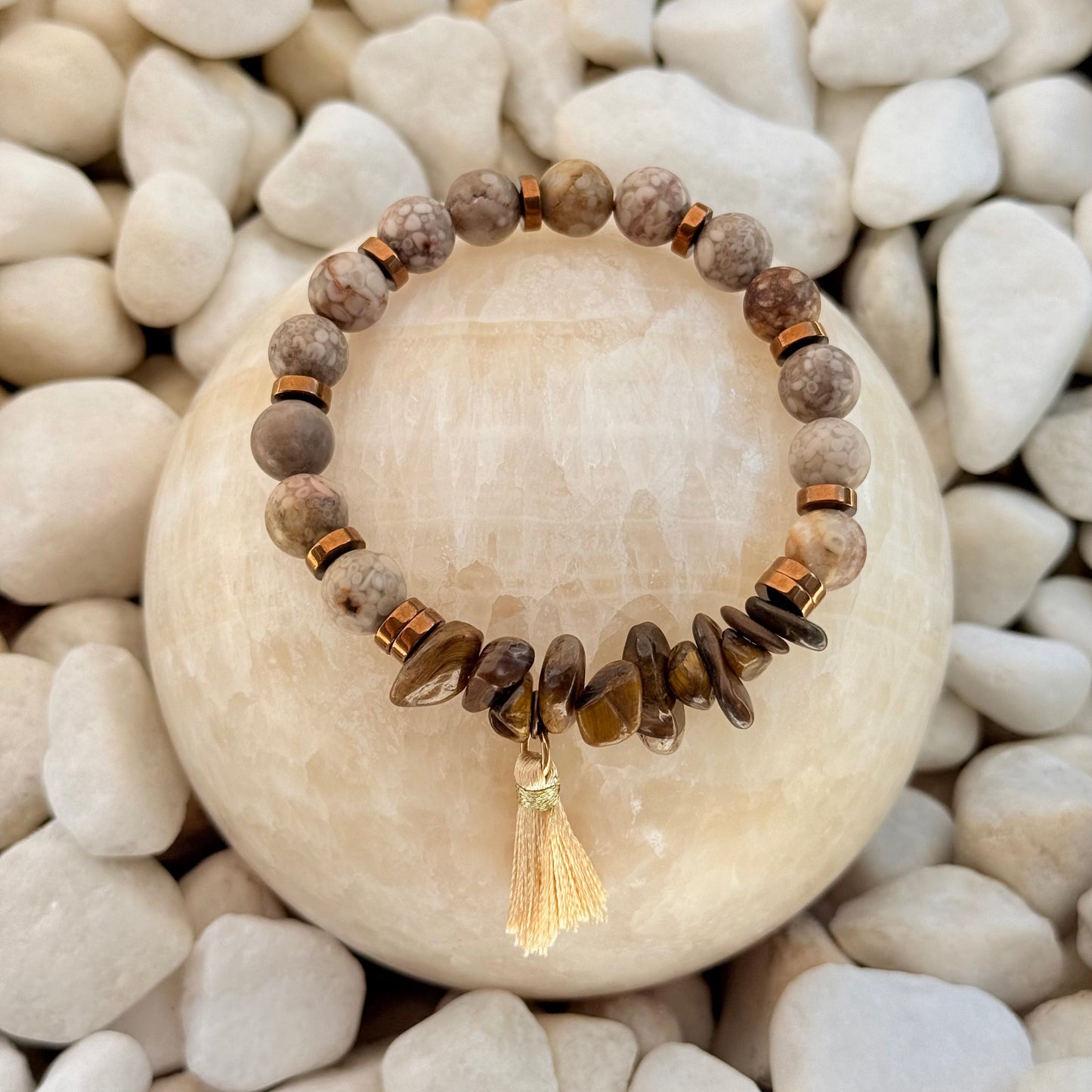 Earth Glow Armband mit Tigerauge-Optik und Quaste
