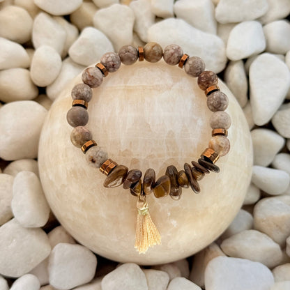 Earth Glow Armband mit Tigerauge-Optik und Quaste