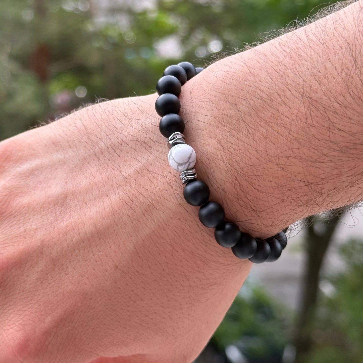 Armband mit Onyx, Howlith & Hämatit – getragen am Handgelenk