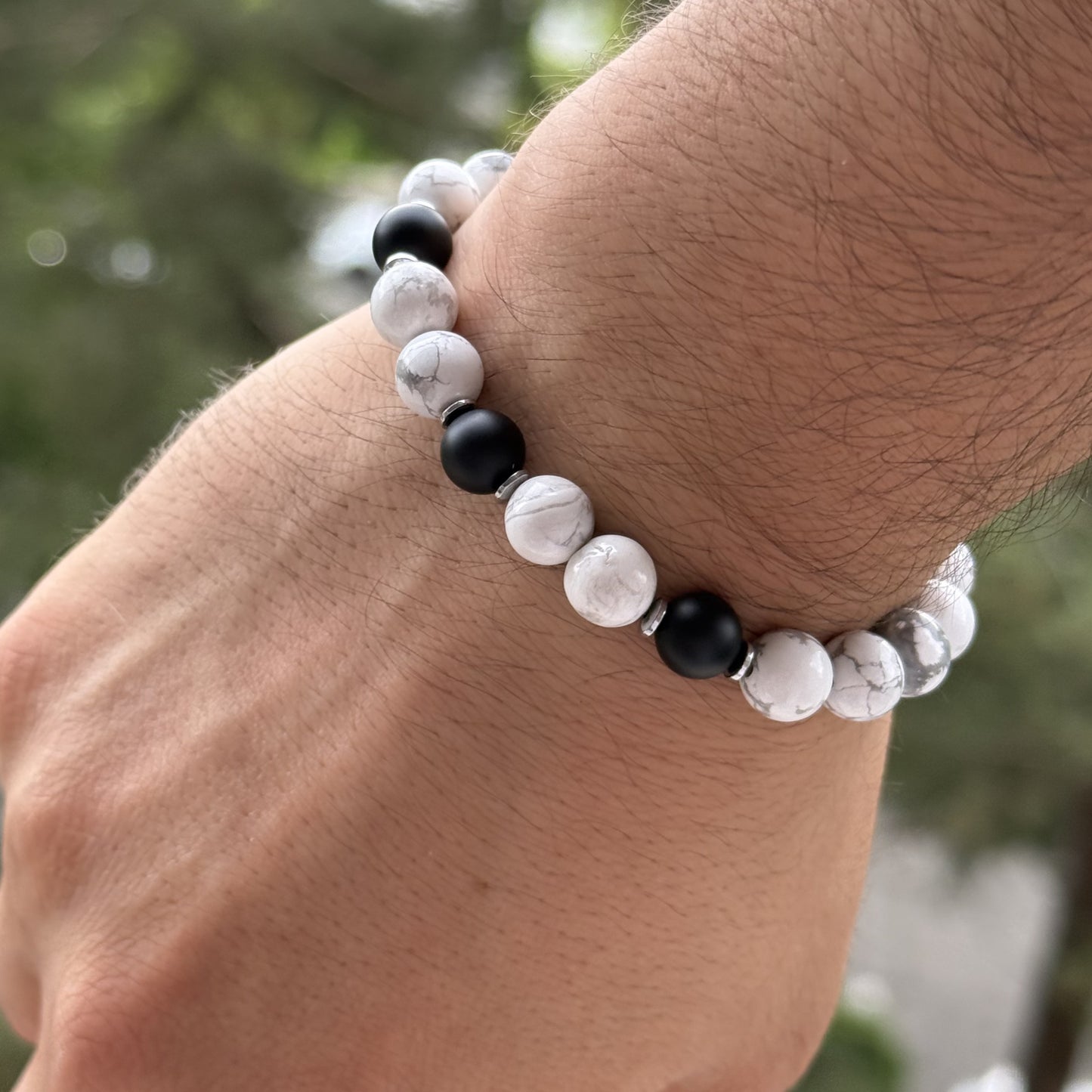 Armband mit Howlith, Onyx & Hämatit – getragen am Handgelenk