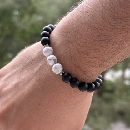 Onyx Armband mit Howlith & Edelstahl – getragen am Handgelenk