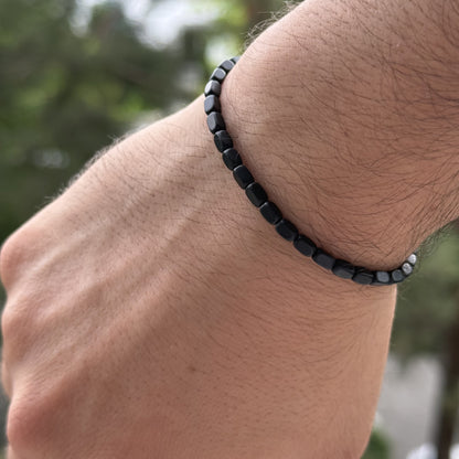 Hämatit Armband Black Minimal – getragen am Handgelenk