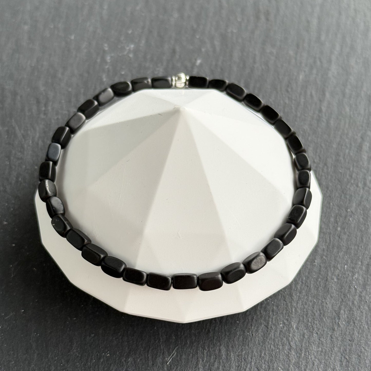 Hämatit Armband Black Minimal – Draufsicht auf Schmuckständer