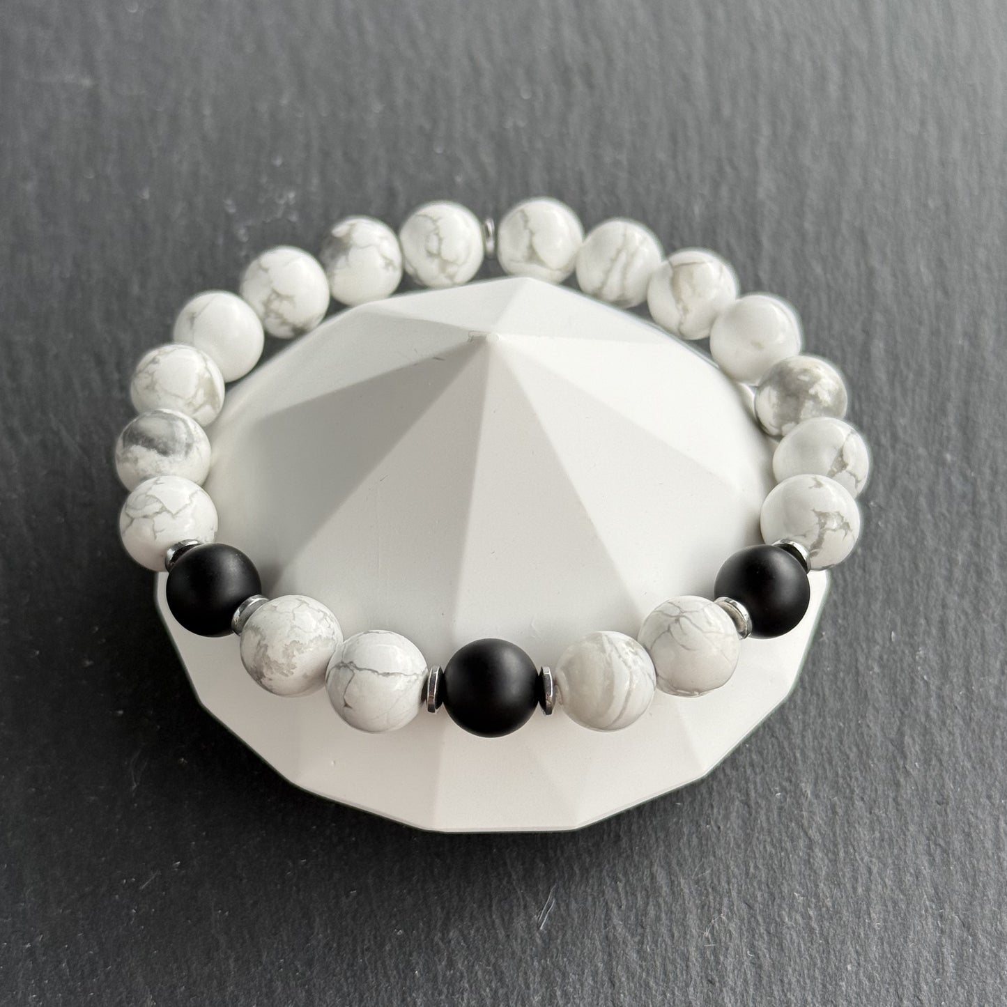 Armband mit Howlith, Onyx & Hämatit – Draufsicht auf Schmuckständer