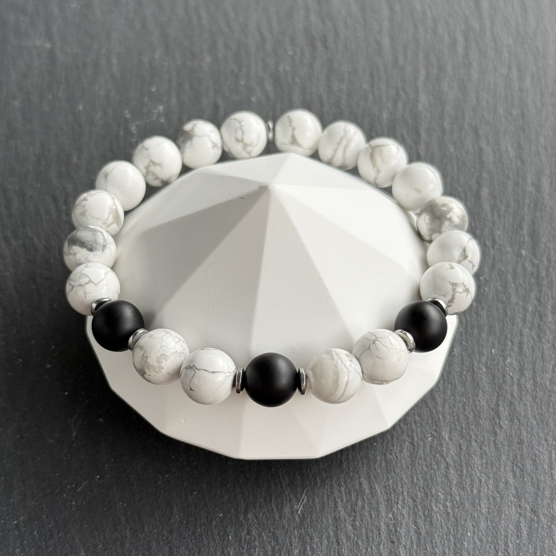 Armband mit Howlith, Onyx & Hämatit – Draufsicht auf Schmuckständer