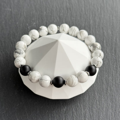 Armband mit Howlith, Onyx & Hämatit – Draufsicht auf Schmuckständer