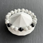 Armband mit Howlith, Onyx & Hämatit – Draufsicht auf Schmuckständer