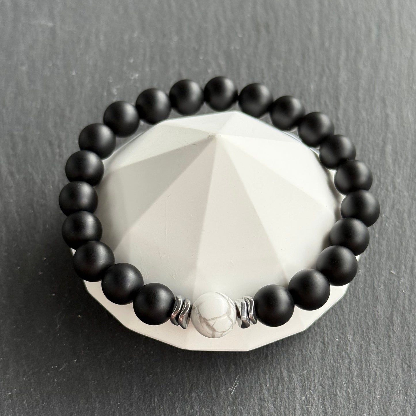 Armband mit Onyx, Howlith & Hämatit – Draufsicht auf Schmuckständer