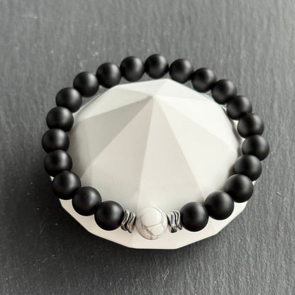 Armband mit Onyx, Howlith & Hämatit – Draufsicht auf Schmuckständer