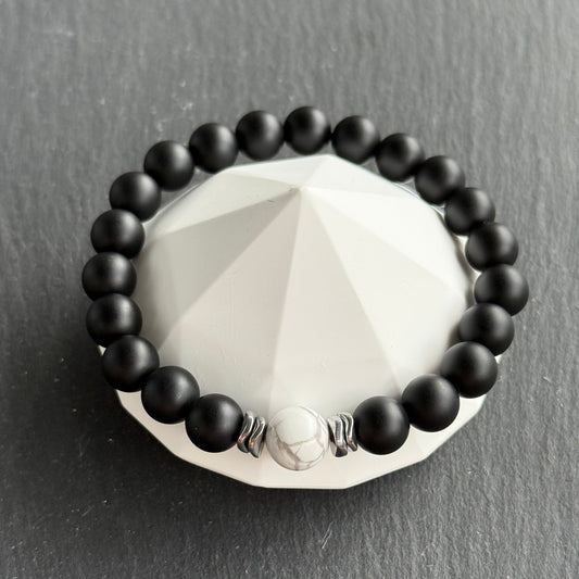 Armband mit Onyx, Howlith & Hämatit – Draufsicht auf Schmuckständer