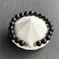 Armband mit Onyx, Howlith & Hämatit – Draufsicht auf Schmuckständer