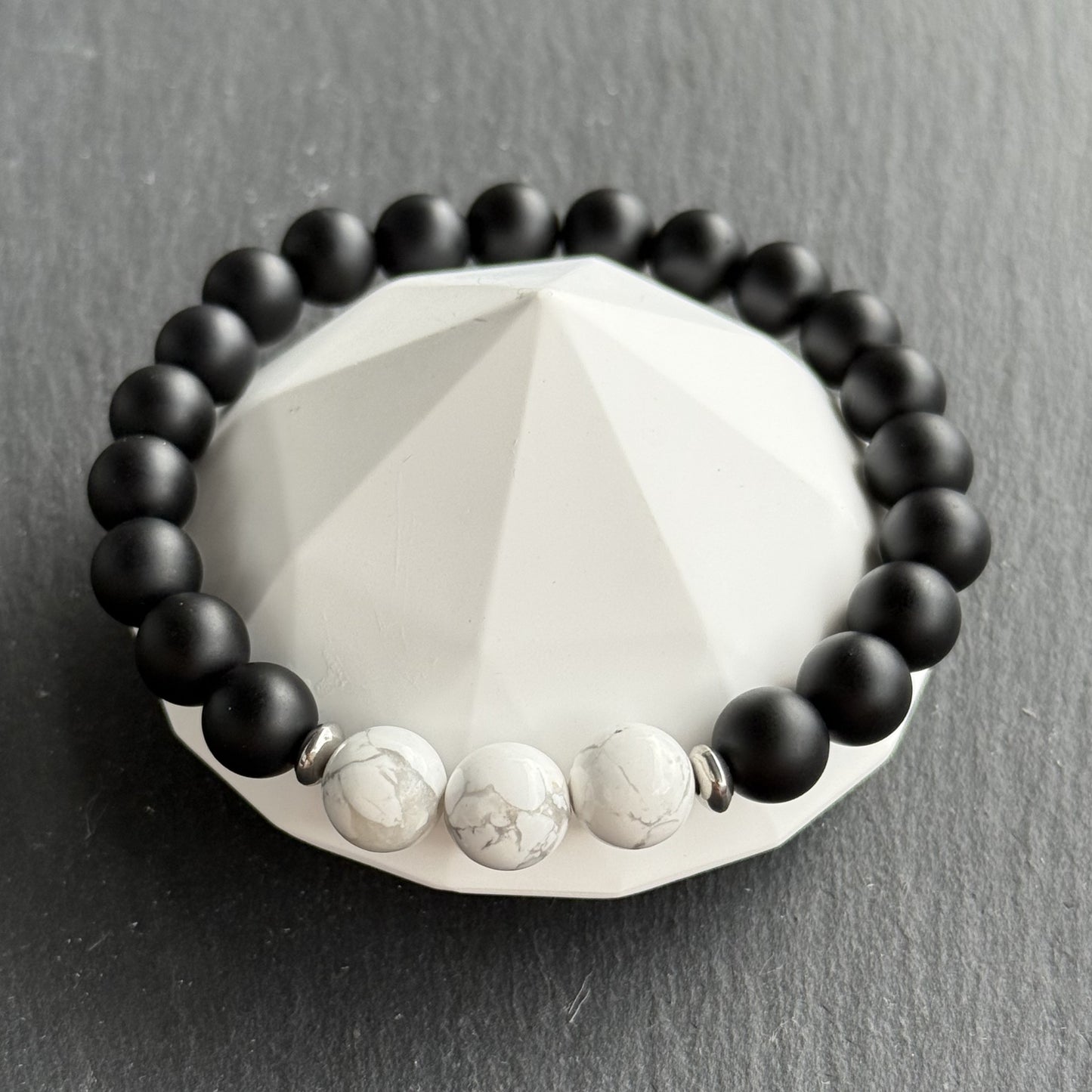 Onyx Armband mit Howlith & Edelstahl – Draufsicht auf Schmuckständer
