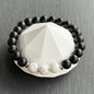 Onyx Armband mit Howlith & Edelstahl – Draufsicht auf Schmuckständer