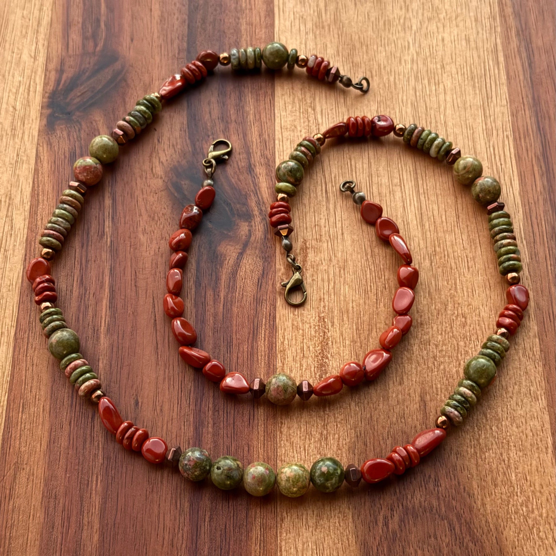 Schmuckset mit rotem Jaspis & Unakit – Halskette am Schmuckständer mit Armband