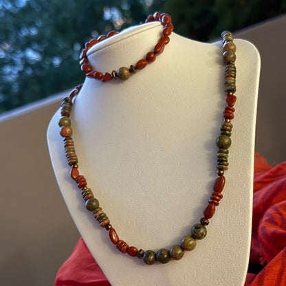 Schmuckset mit rotem Jaspis & Unakit – Halskette und Armband Draufsicht