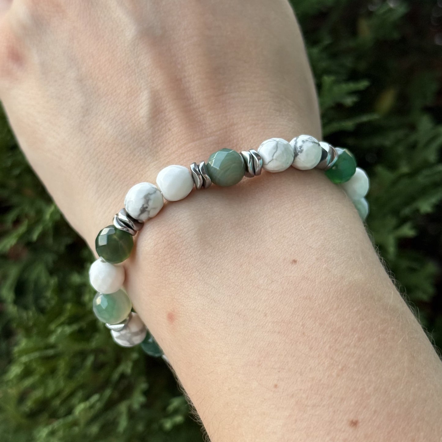 Armband aus grünem Achat & Howlith mit Hämatit