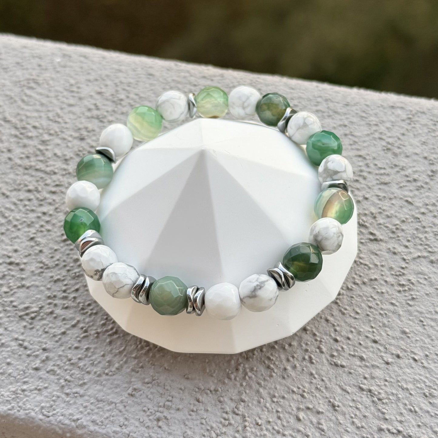 Armband aus grünem Achat & Howlith mit Hämatit