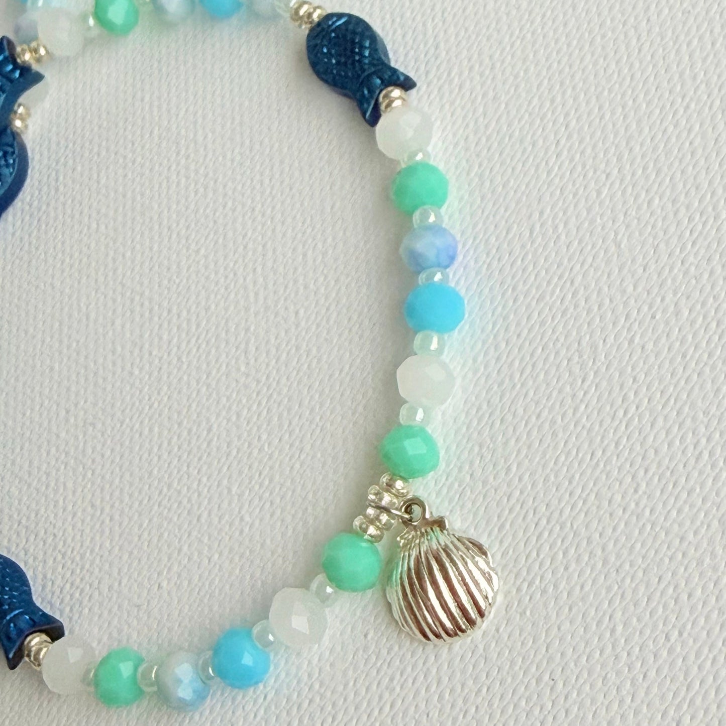 Perlenkette Türkis & Aqua mit Fischperlen und Muschelanhänger – Nahaufnahme
