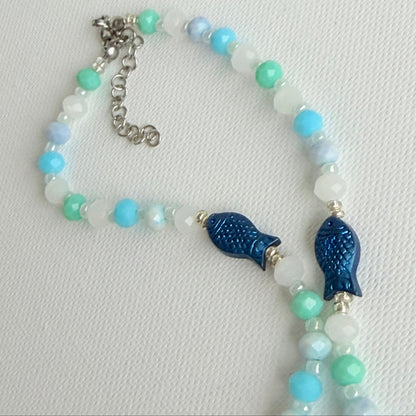 Perlenkette Türkis & Aqua mit Fischperlen und Muschelanhänger – Detailansicht