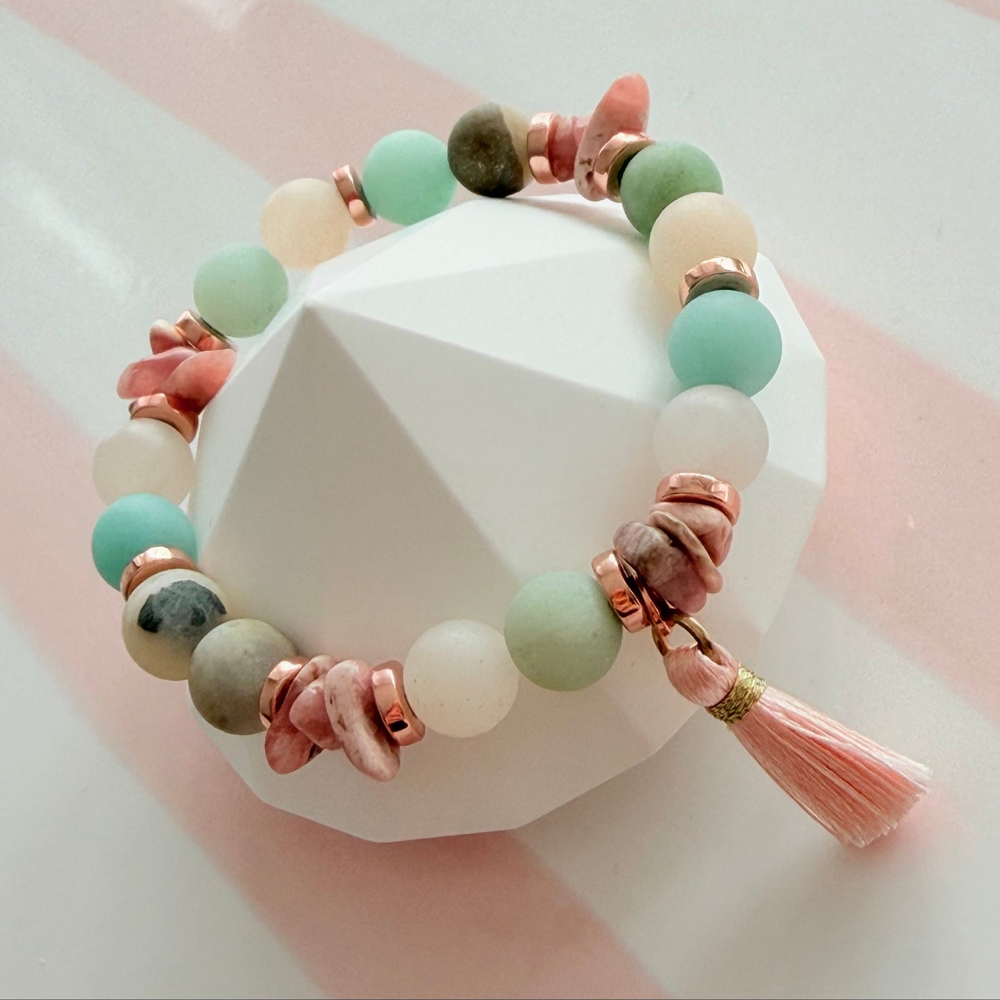 Naturstein-Armband Mint & Rosa mit Quaste – Draufsicht