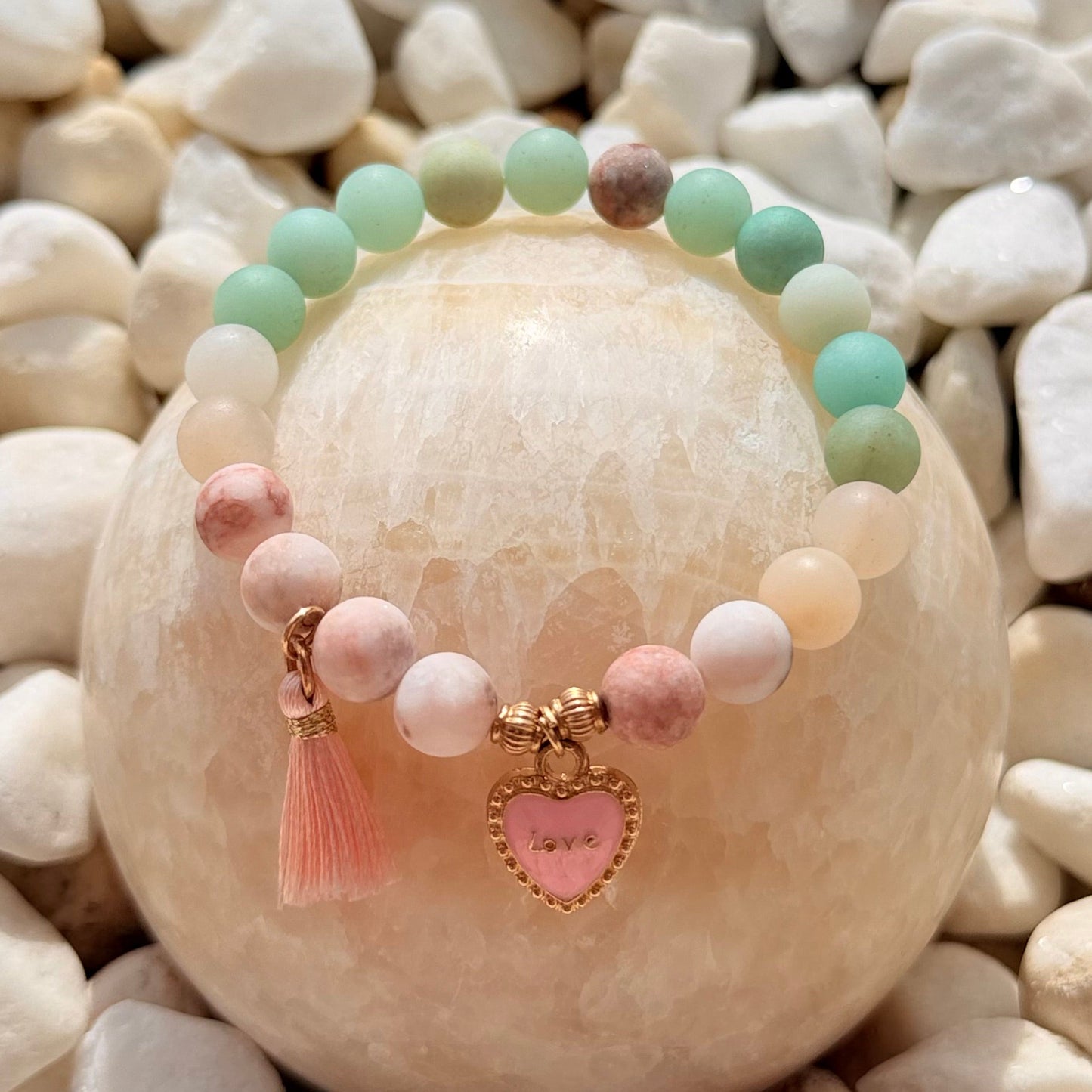 Naturstein-Armband Mint & Rosa mit Love-Anhänger – Seitenansicht