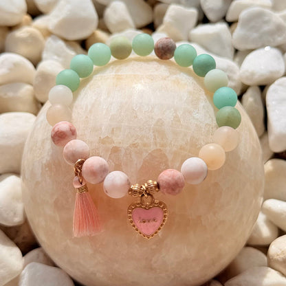 Naturstein-Armband Mint & Rosa mit Love-Anhänger – Seitenansicht