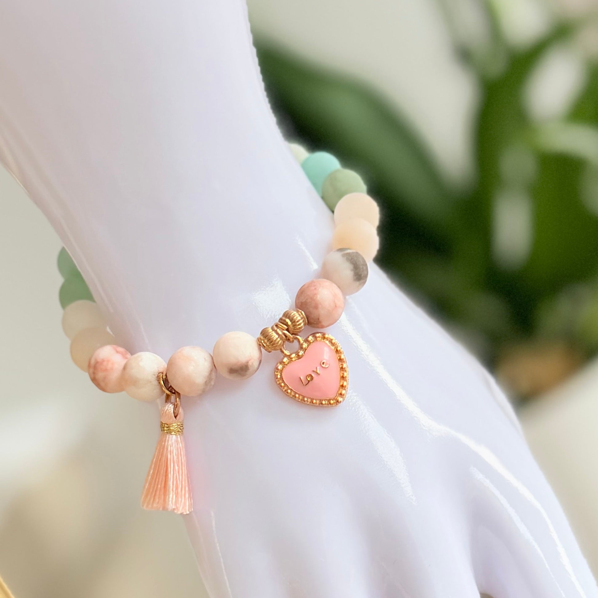 Naturstein-Armband Mint & Rosa mit Love-Anhänger – Trageansicht