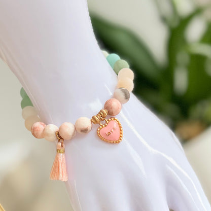 Naturstein-Armband Mint & Rosa mit Love-Anhänger – Trageansicht