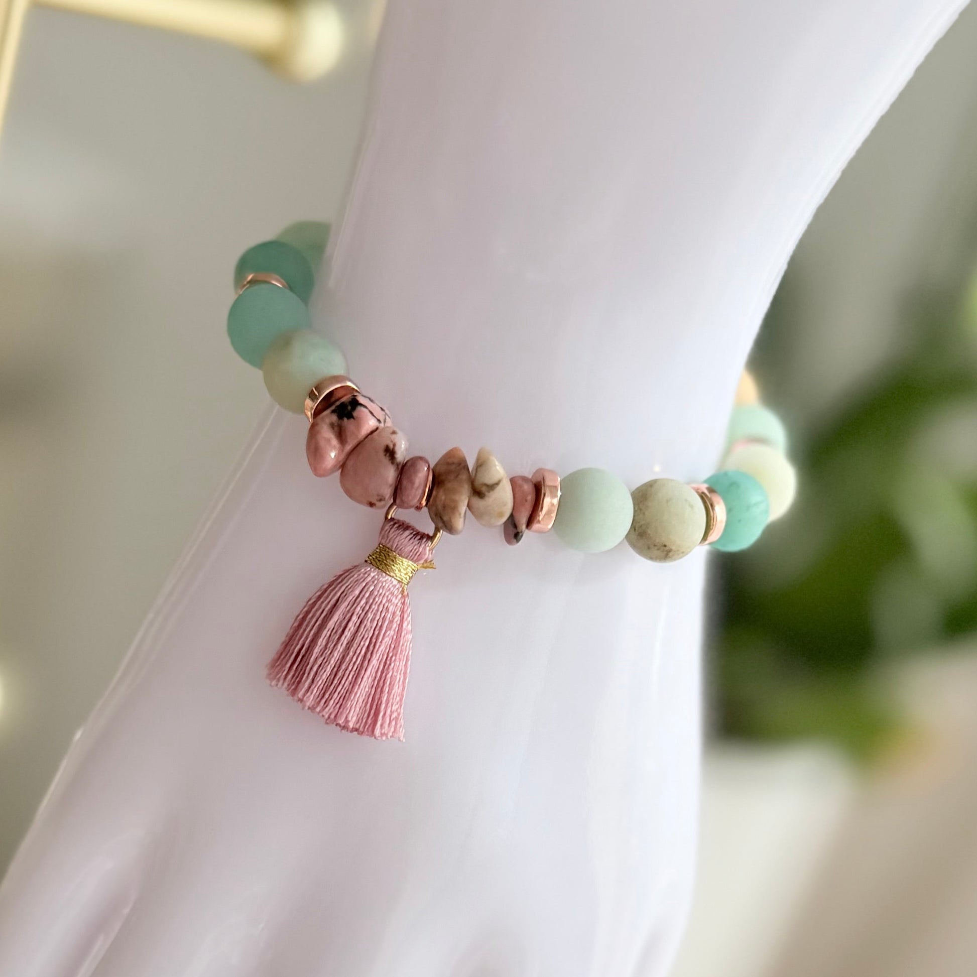 Naturstein-Armband Mint & Rosa mit Natursteinsplittern – Seitenansicht
