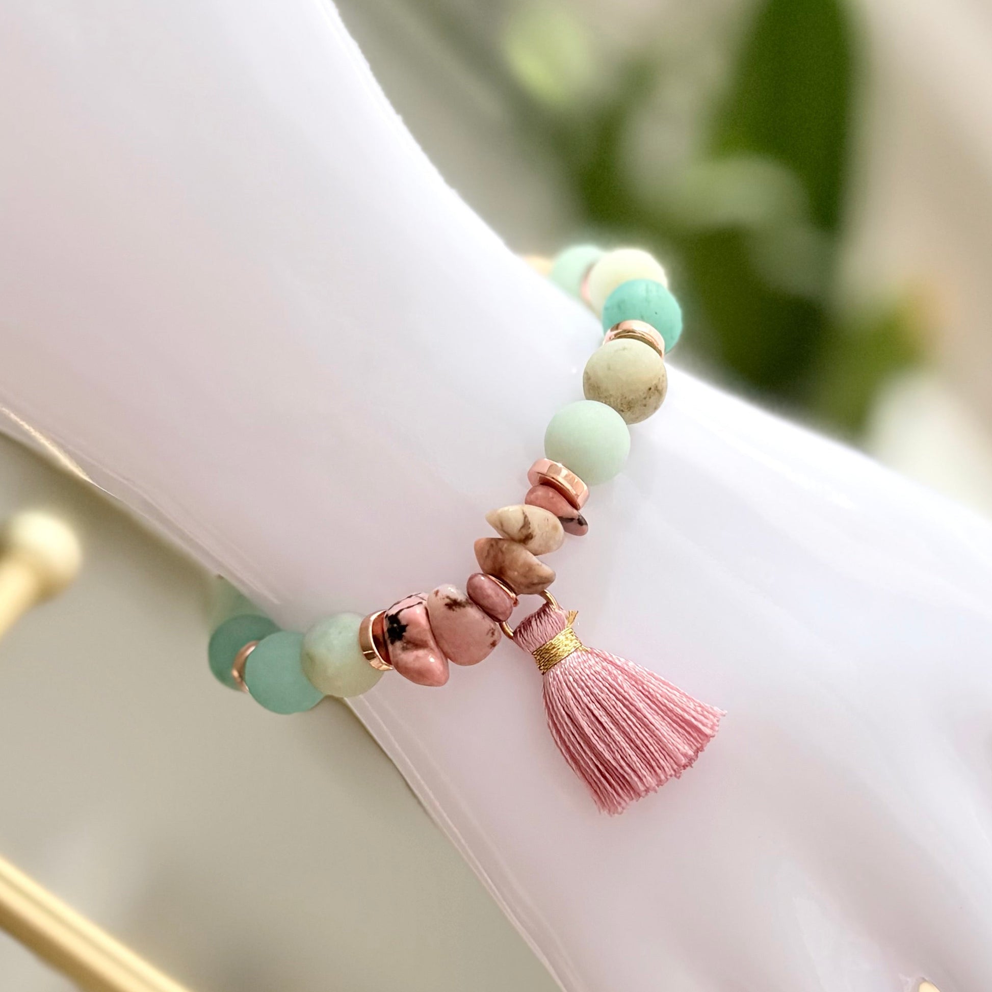 Naturstein-Armband Mint & Rosa mit Natursteinsplittern – Trageansicht