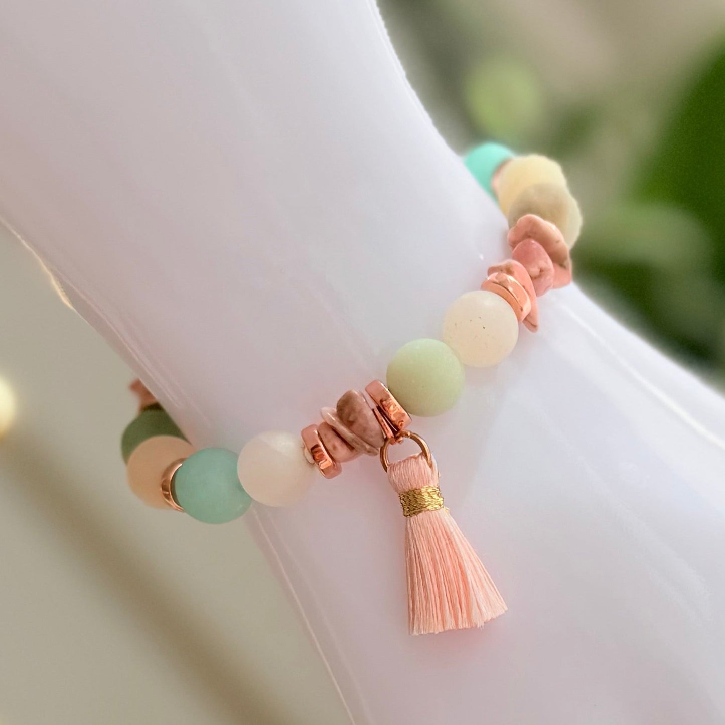 Naturstein-Armband Mint & Rosa mit Quaste – Trageansicht