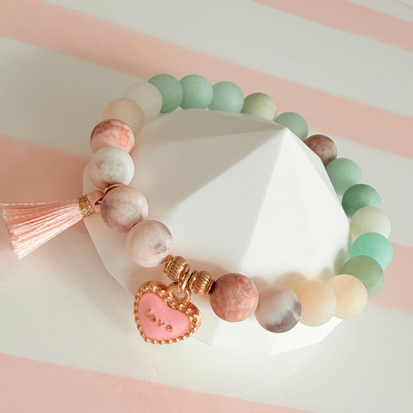 Naturstein-Armband Mint & Rosa mit Love-Anhänger – Draufsicht