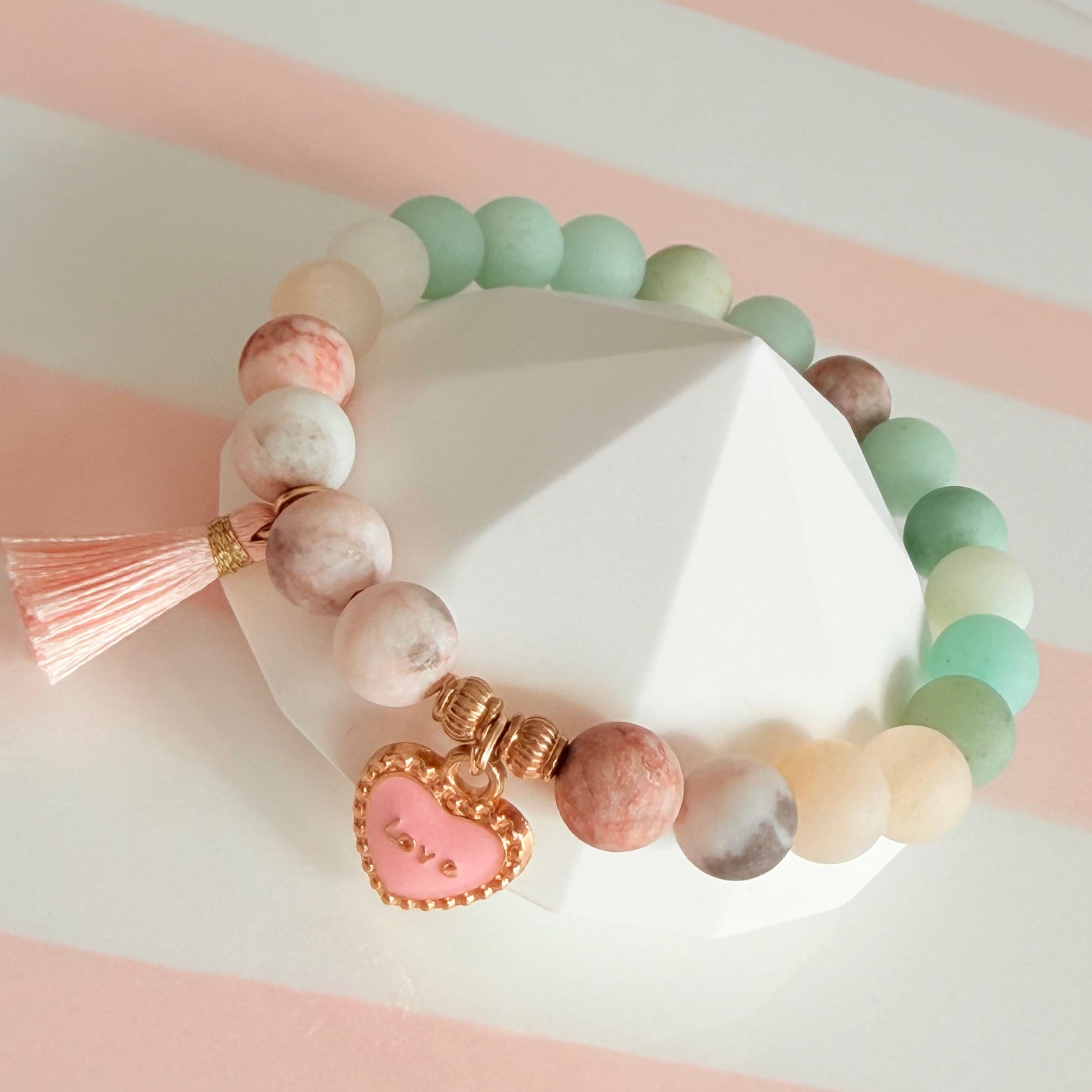 Naturstein-Armband Mint & Rosa mit Love-Anhänger – Draufsicht