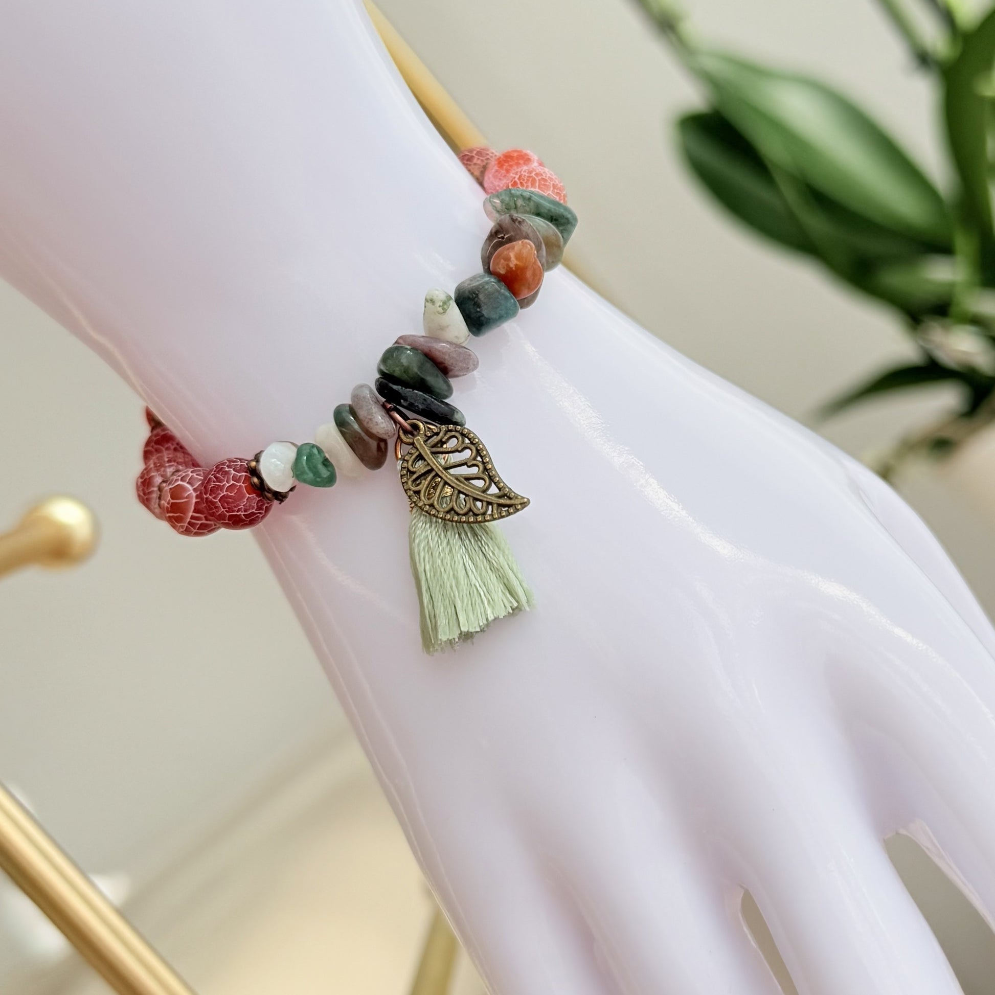 Armband Autumn Leaf – getragen am Handgelenk mit Blatt-Anhänger und Quaste