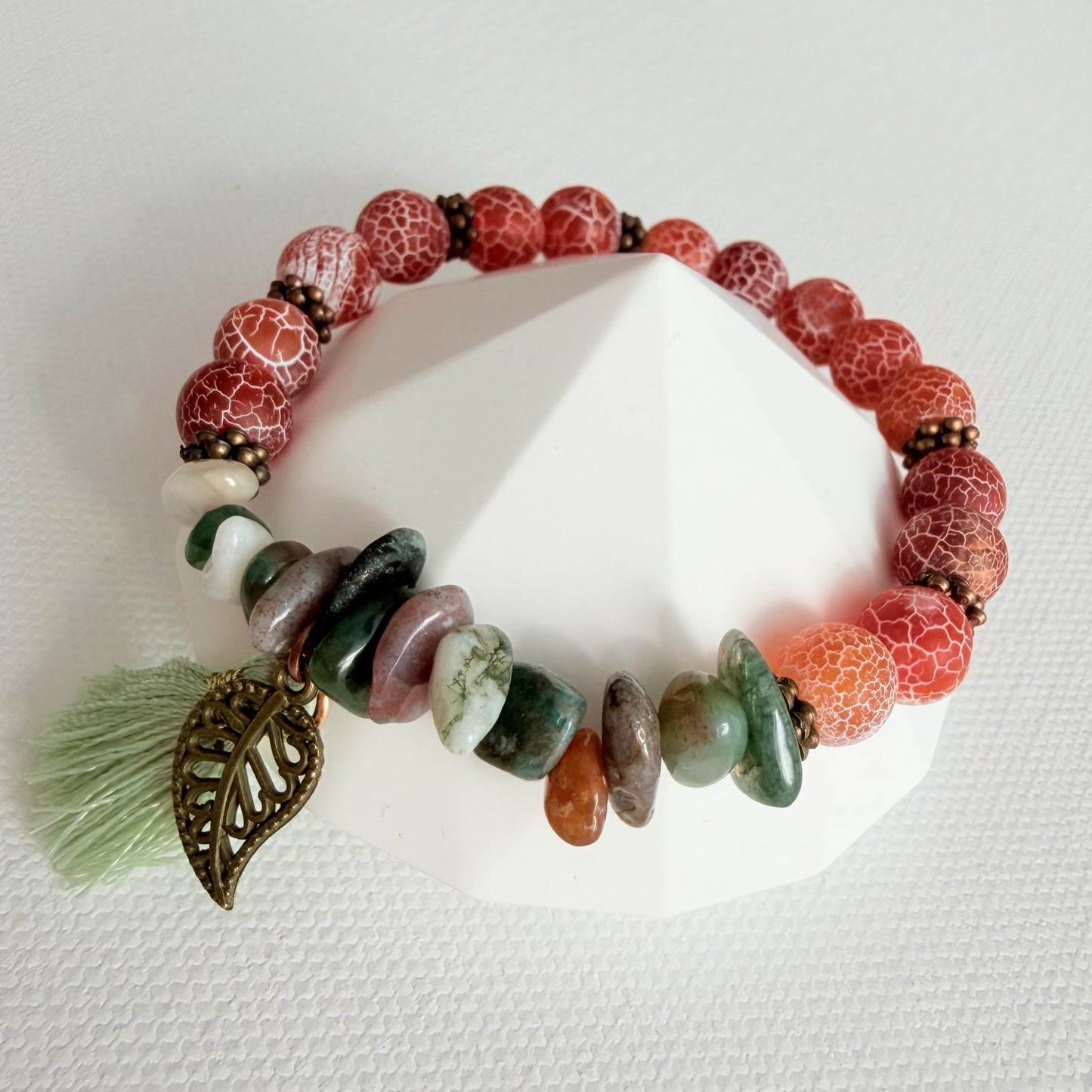 Armband Autumn Leaf – Draufsicht mit roten Crackle-Perlen und Stein-Splittern