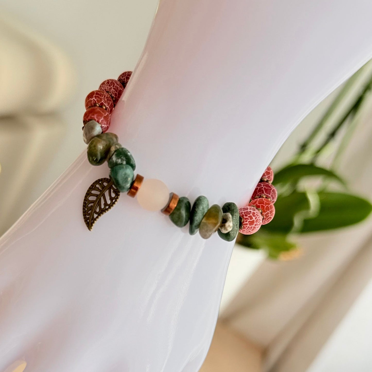 Handgefertigtes Boho Naturstein-Armband mit Blattanhänger Draufsicht – Terrakotta & Grün