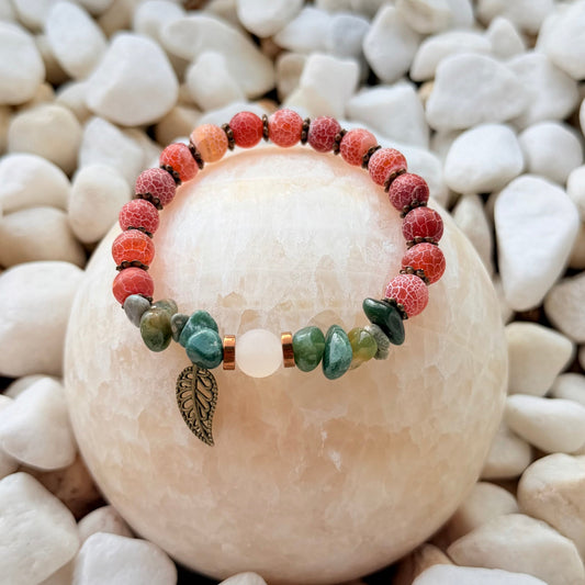 Handgefertigtes Boho Naturstein-Armband mit Blattanhänger am Handgelenk – Terrakotta & Grün