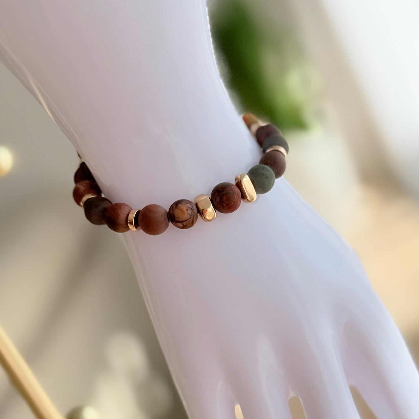 Terra – Handgefertigtes Natursteinarmband mit Hämatit-Elementen