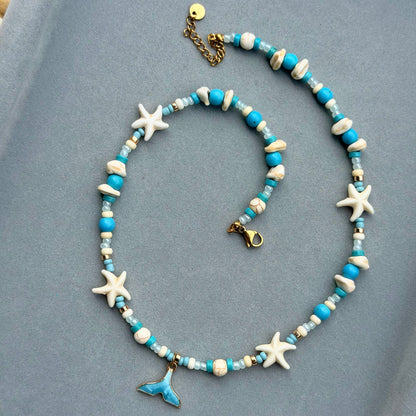 Ocean Whisper Halskette – Detailansicht auf blauem Hintergrund