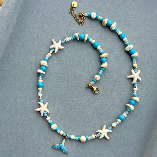 Ocean Whisper Halskette – Detailansicht auf blauem Hintergrund