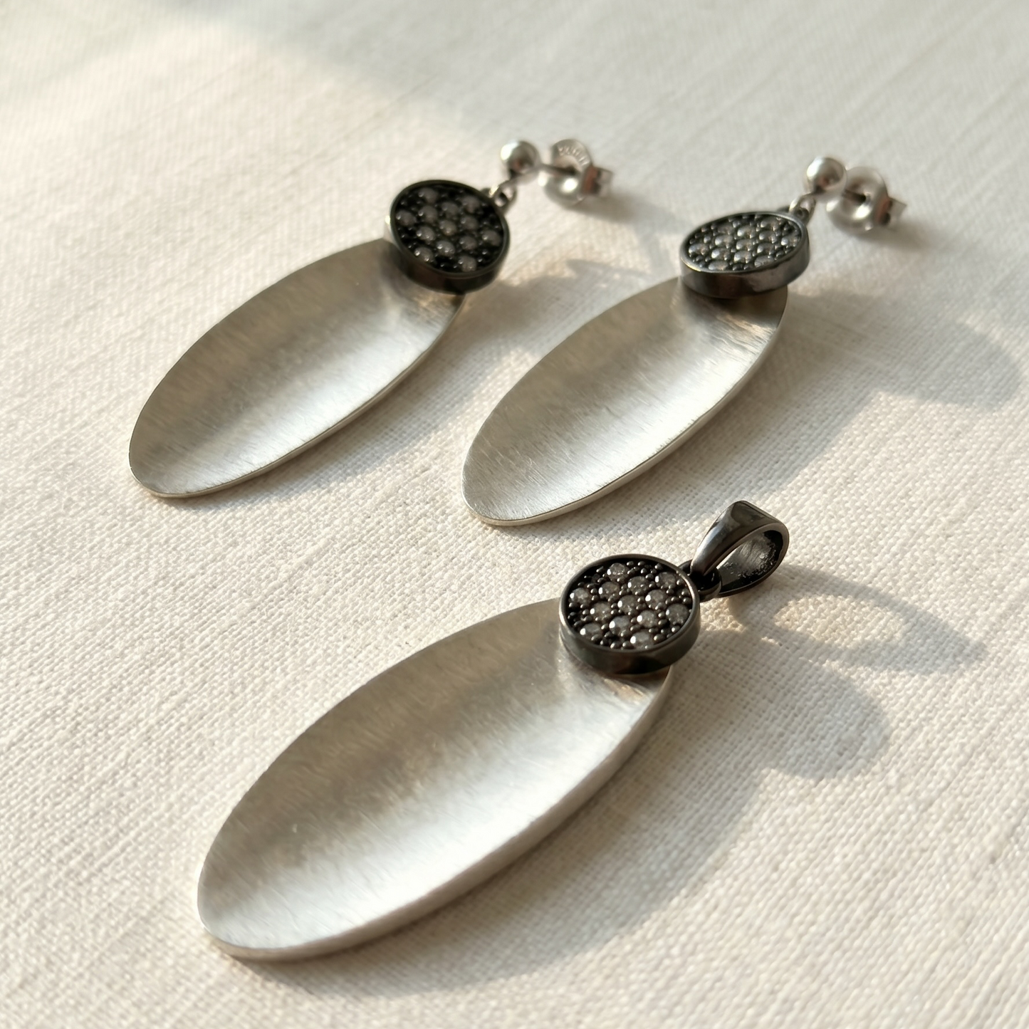 925 Silber Schmuckset mit Zirkonia und geschwärztem Finish – Anhänger & Ohrringe