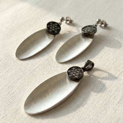 925 Silber Schmuckset mit Zirkonia und geschwärztem Finish – Anhänger & Ohrringe