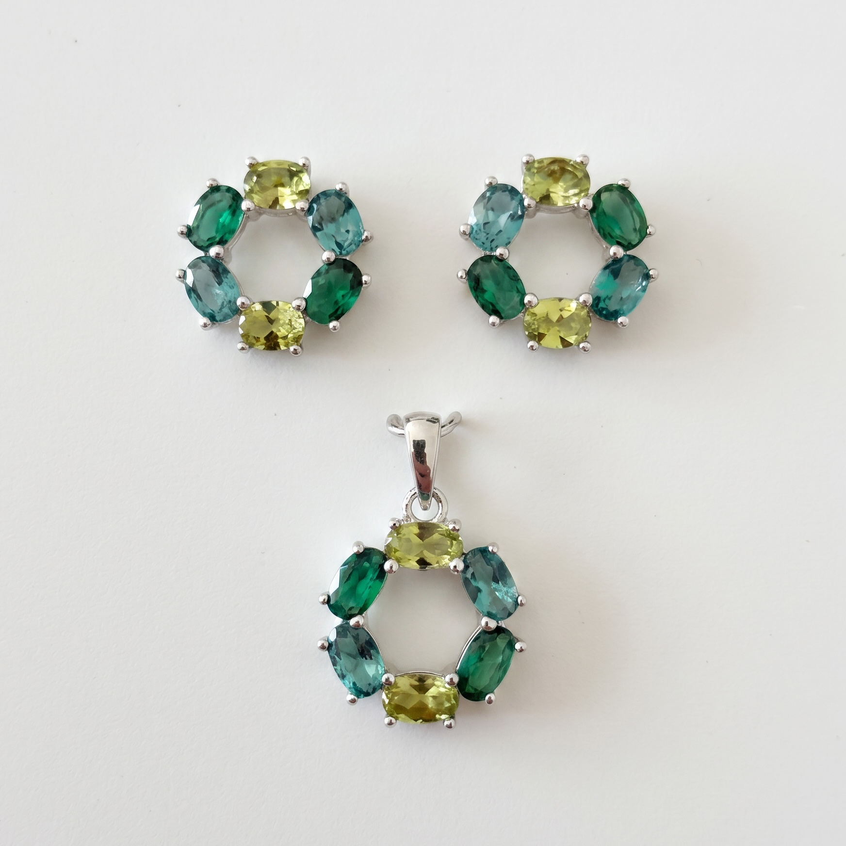 925 Silber Schmuckset mit Zirkonia in Grüntönen im Kreis-Design – Anhänger und Ohrringe