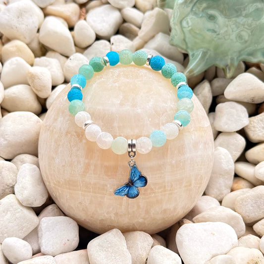 Blue Butterfly Natursteinarmband mit Crackle-Perlen in Blau und Mint auf Steinen